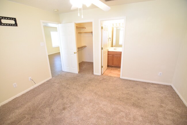 Building Photo - 900 Concho St