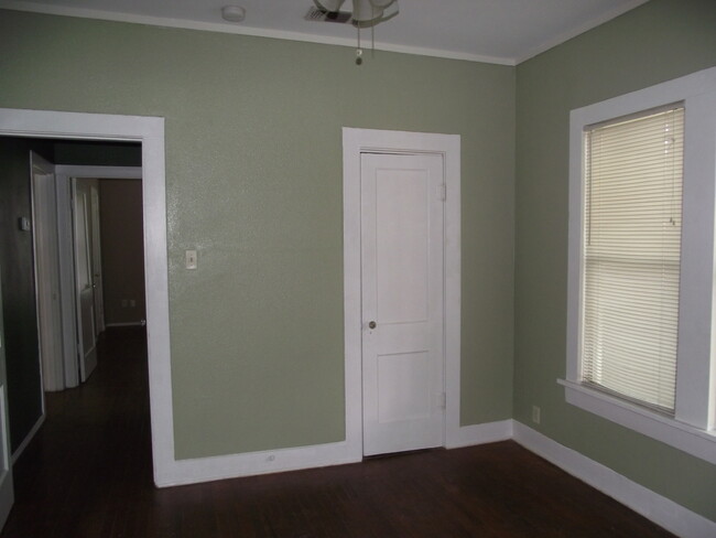 Building Photo - 4 bed/ 2 bath -503 W. Sycamore - EXCELLENT...