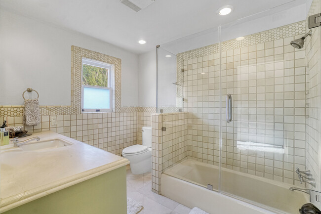 Building Photo - 707 N Bedford Dr
