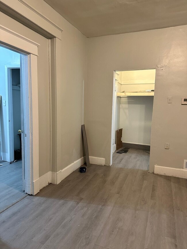 Building Photo - 710 E 6th St