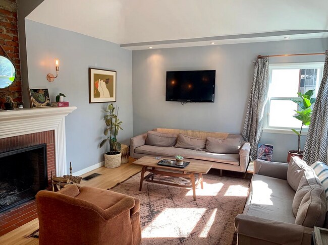 Building Photo - Beautiful 2 bed 2 bath