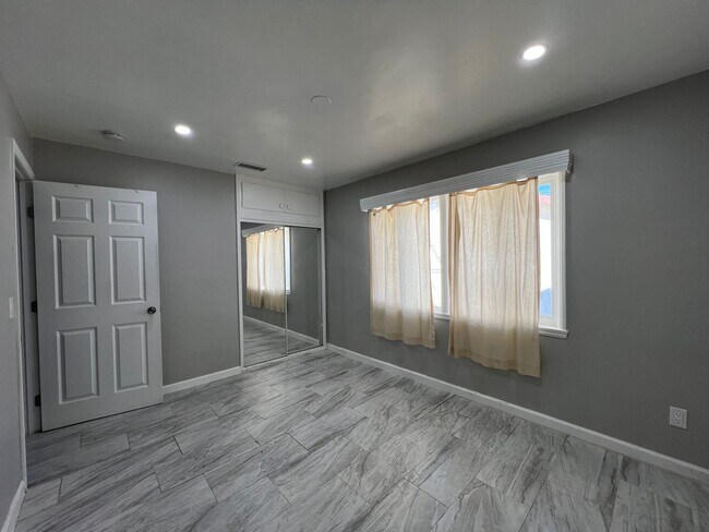 Building Photo - Beautiful 3 Bedroom 1 Bathroom House with Fenced and Landscaped Yard with All Utilities Included