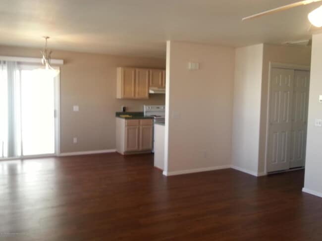 Building Photo - 415 Columbine Dr