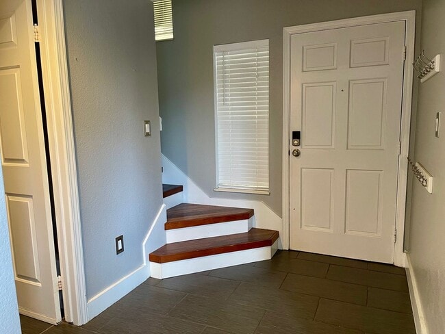 Building Photo - Partly Furnished 3-bedroom, 3-bath condo a...