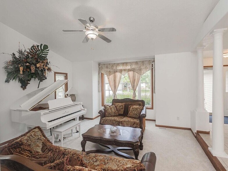 Building Photo - 809 S Outlook Dr