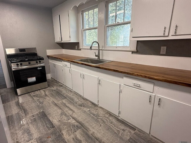 Building Photo - 108 St Jude St