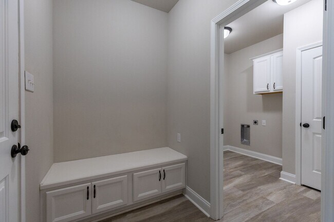 Building Photo - 3 Bedrooms / 2 Bathrooms in Silverhill! Mid-August