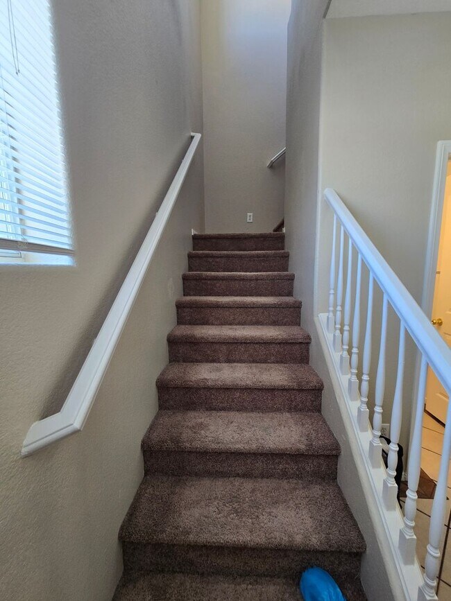 Building Photo - A Fabulous 3 Bed, 2.5 Bath, 2 Story Home W...