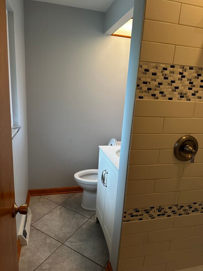 Building Photo - North Olmsted -4/5 Bedroom 2 1/2 bath larg...