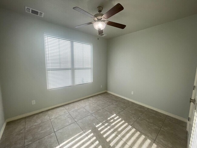 Building Photo - Beautiful Family Home – Perfect for Gatherings!