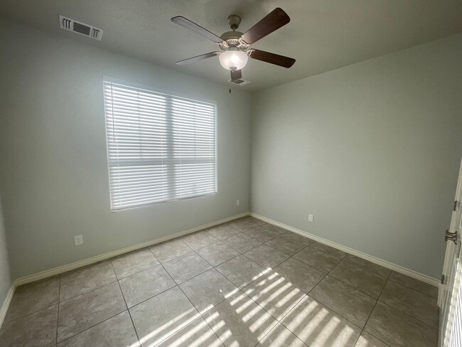 Building Photo - Two Story Beauty in Desert Ridge