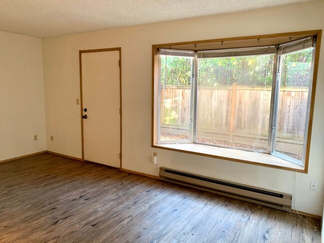 Building Photo - Spacious 2 Bedroom Condo - Located Near Seattle University