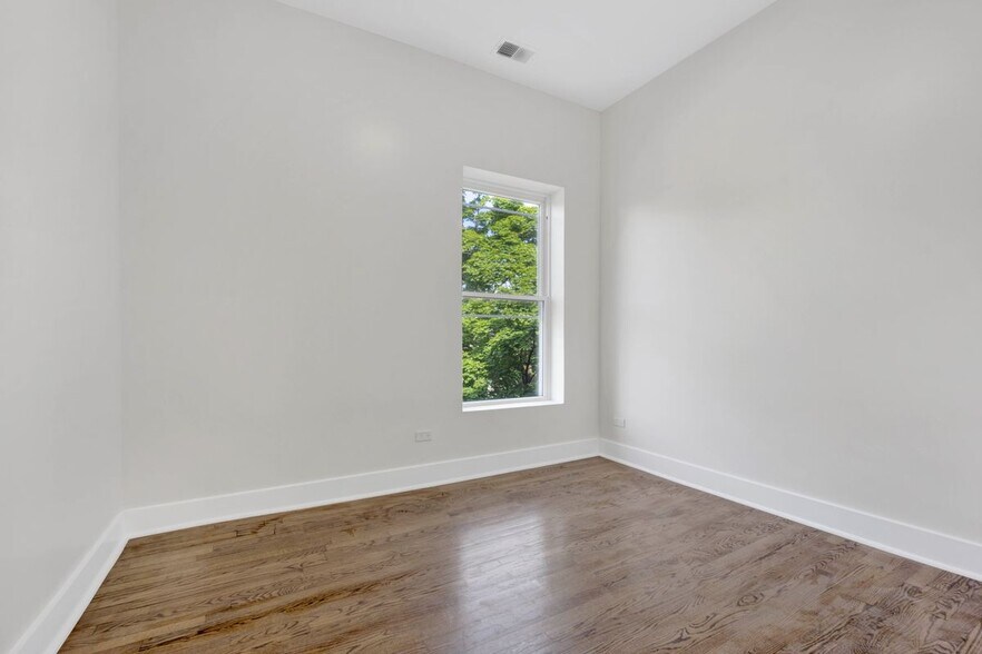 Building Photo - 4927 S Prairie Ave