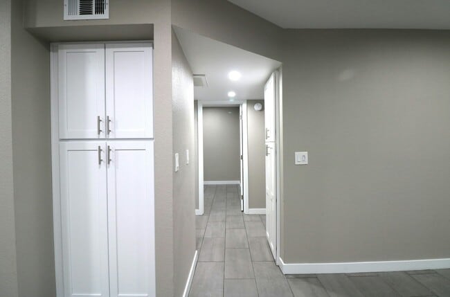 Building Photo - 1 N Naco Way