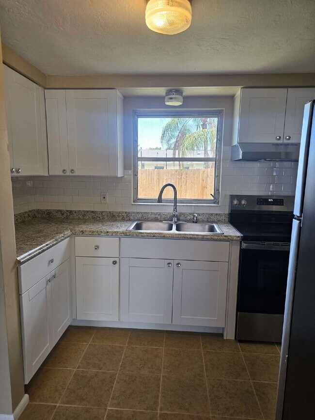 Building Photo - Bright & open 1 bedroom, 1 bath with scree...