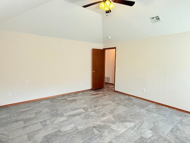 Building Photo - 700 Eastview Dr
