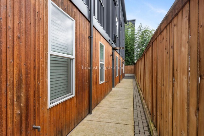 Building Photo - 2nd MONTH RENT FREE!- Contemporary 2 Bedroom, 1.5 Bathroom Apartment, Northeast Portland