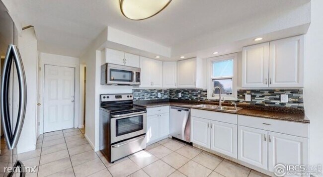Building Photo - 4 br, 4 bath Townhome - 2814 S Kenton Ct