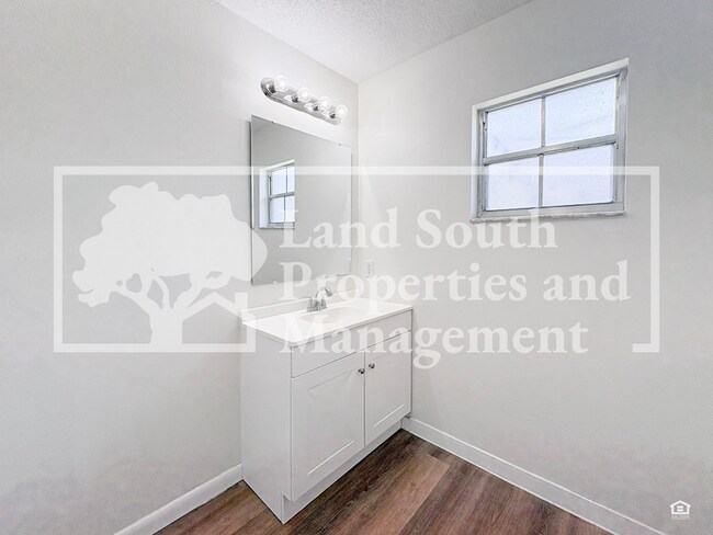 Building Photo - 420 Allamanda Dr