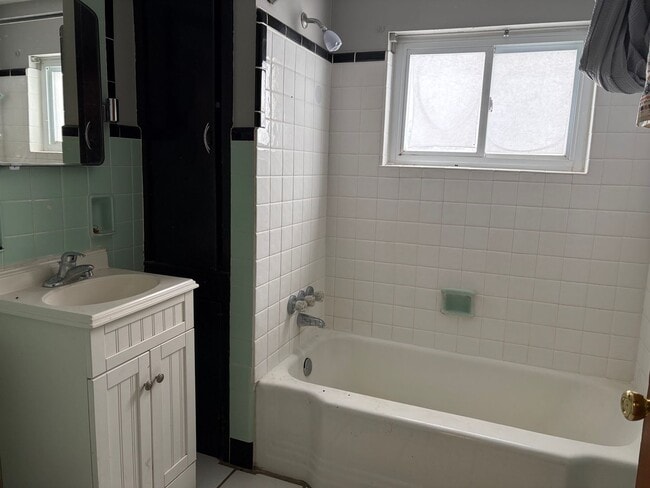 Building Photo - Upper Vienna