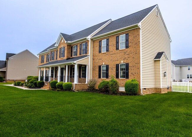 Building Photo - Huge house with vaulted ceilings and fence...