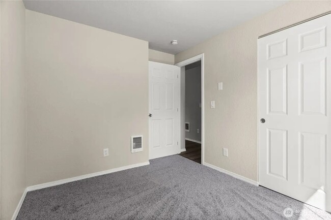 Building Photo - 502 Tullis St NE