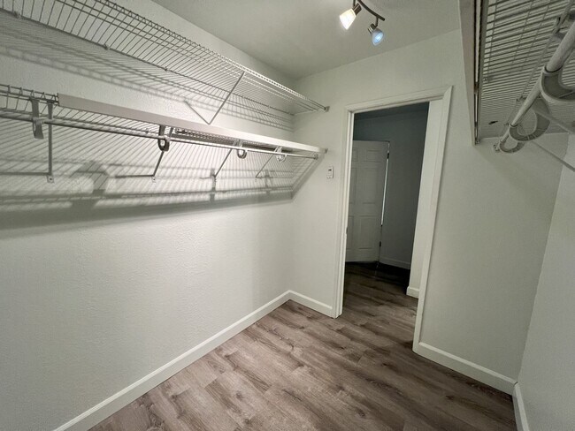 Building Photo - Remodeled 2 Bed, 2 Bath Unit in Downtown S...
