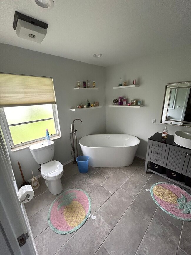 Building Photo - Immaculate home for rent.