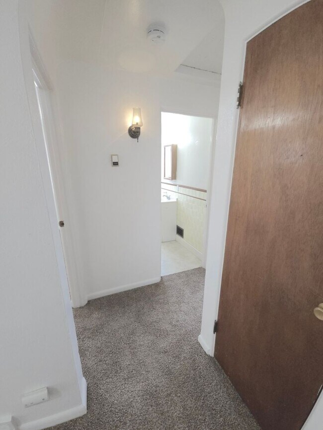 Building Photo - Bright Two Bedroom in University District-...