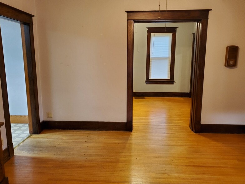 Building Photo - 502 E 1st St S