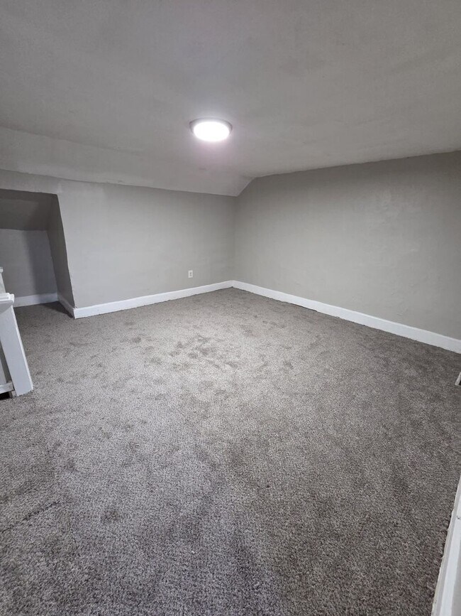 Building Photo - Beautiful, remodeled house come see it