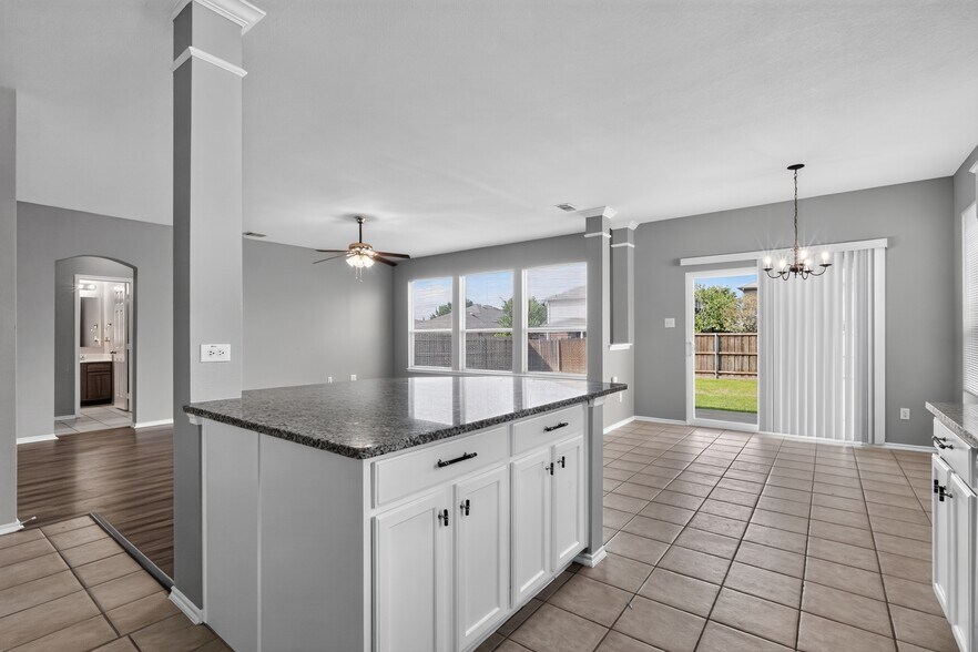 Building Photo - 217 Pinewood Trl