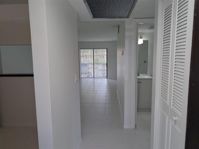 Building Photo - 21915 Lake Forest Cir
