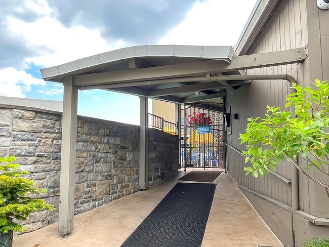 Building Photo - Waterfront 2bd/1bth Condo Downtown Kirklan...
