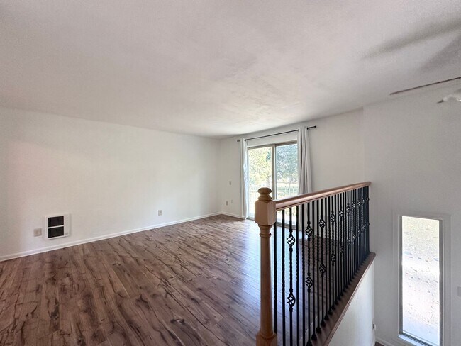 Building Photo - 2 Bed 1 Bath Duplex near Gresham Station!