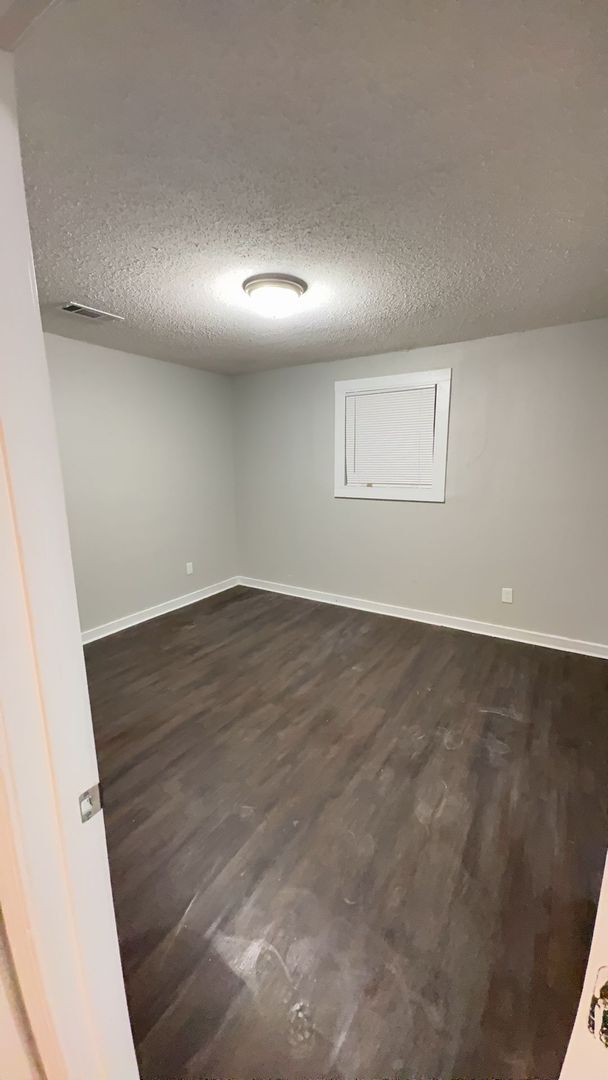 Building Photo - Spacious 4 bedroom 2 bath home - Open To Section 8