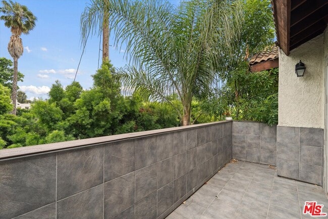 Building Photo - 5534 Sylmar Ave