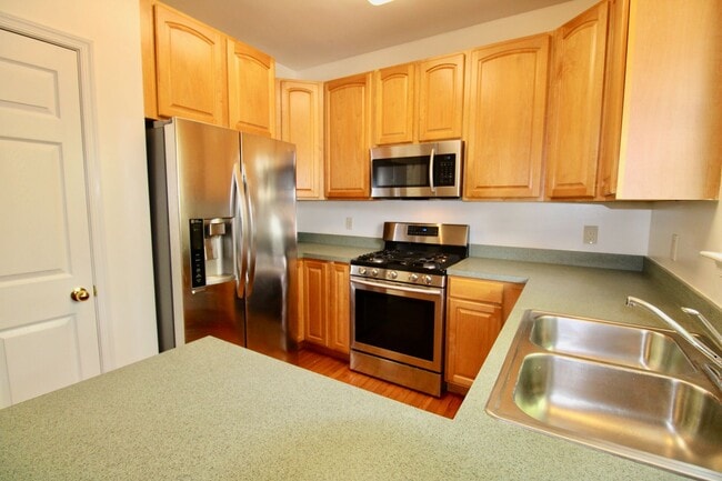 Building Photo - Spacious 3 Bedroom on 3rd St