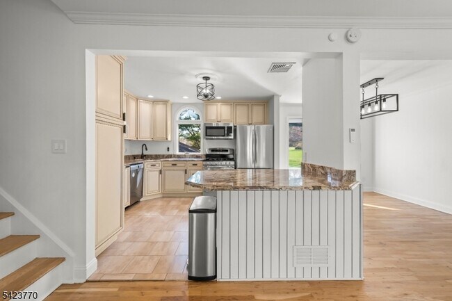 Building Photo - 27 Meadowview Rd