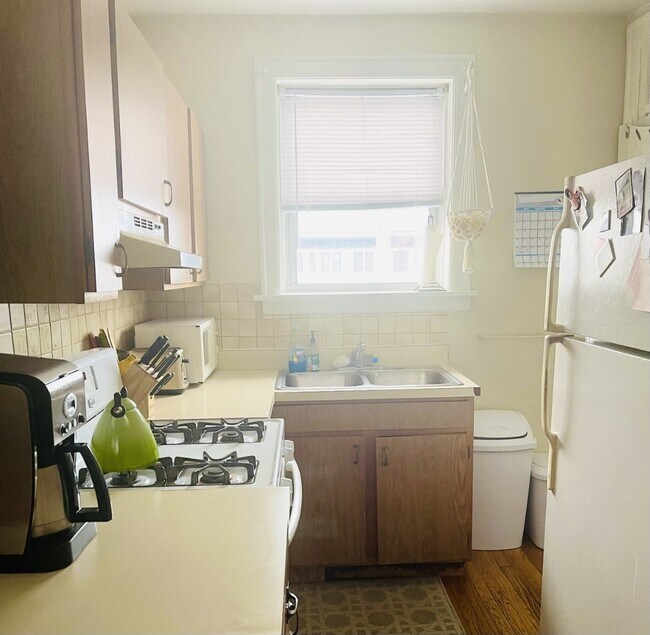 Building Photo - 4038 N Southport Ave