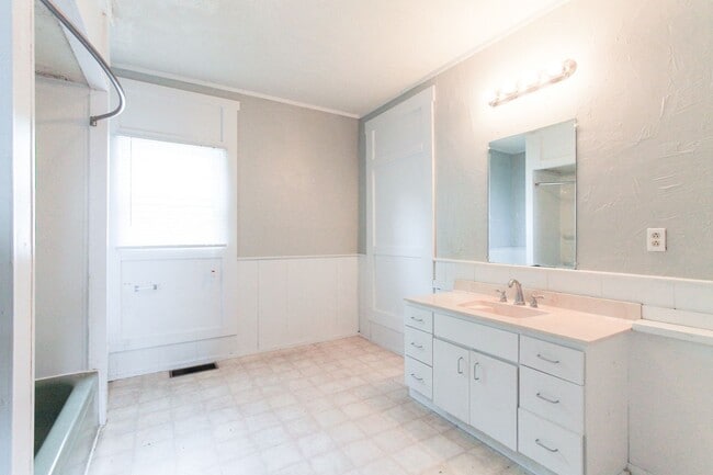 Building Photo - 4 bed, 2 bath Home- Close to Local Shops and Restaurants