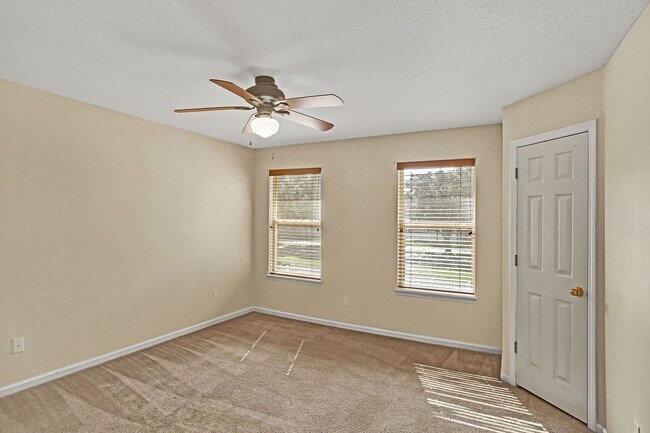 Building Photo - 2 bedroom/ 2.5 bathroom in gated St Johns ...