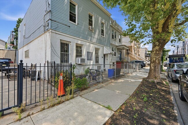 Building Photo - 74 Yale Ave
