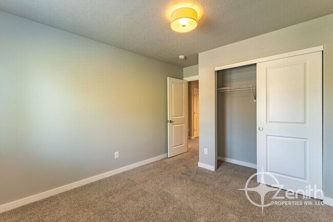 Building Photo - 7415 NE 136th Ave