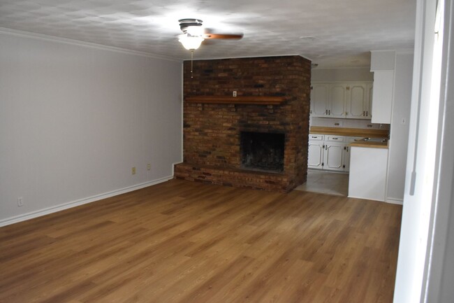 Building Photo - AVAILABLE NOW!!! 3-bedroom, 2 bathroom spa...