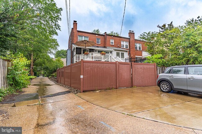 Building Photo - 3 E Linden St