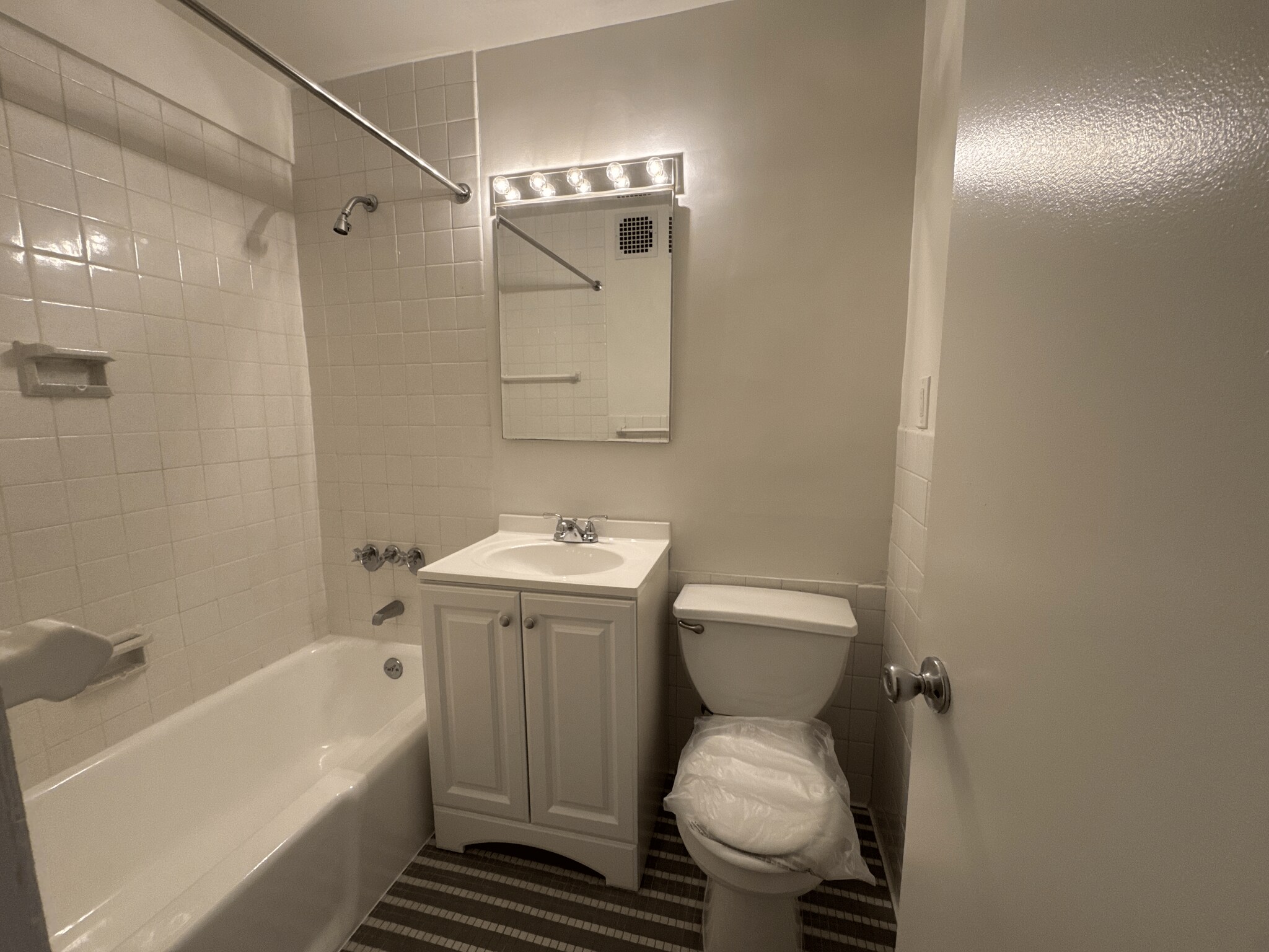 Building Photo - 218 E 50th St