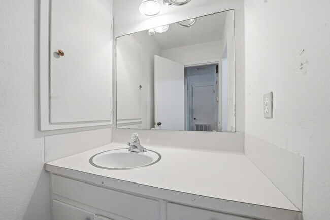 Building Photo - 204 W Lampasas St