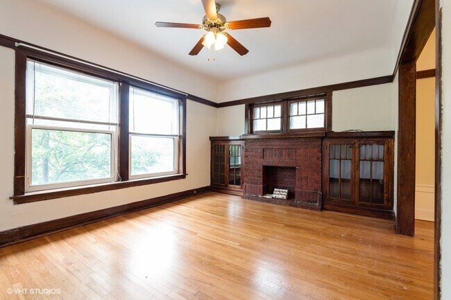 Building Photo - 1253 W Byron St