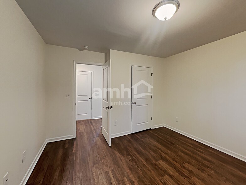 Building Photo - 20 Valley Brook Ct